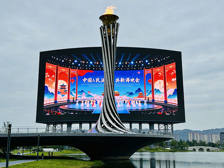 高亮抗晒、IP65防护：成都户外全彩屏的核心技术解析