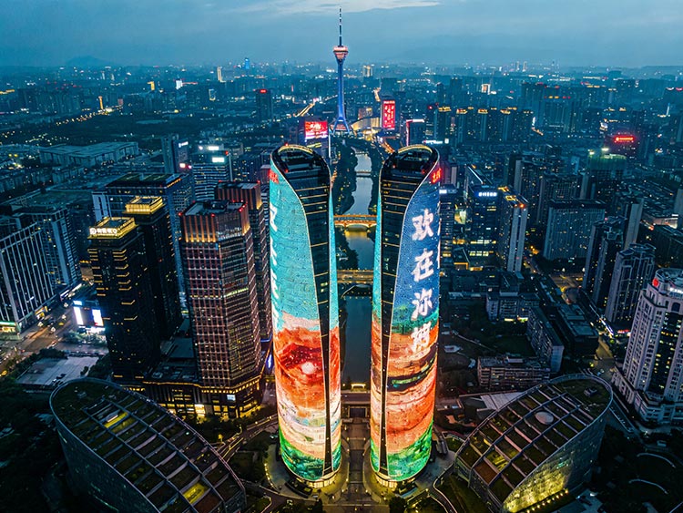 成都LED显示屏应用场景深度剖析：从大运会到城市智慧升级