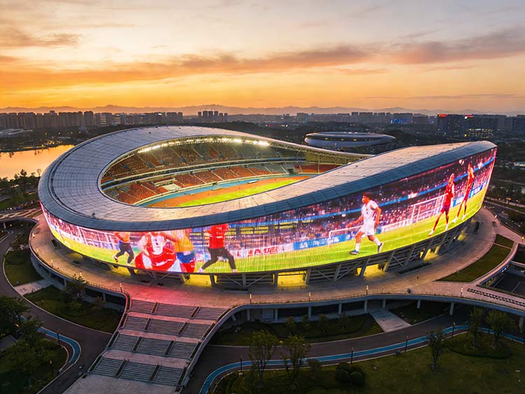 从世运会408米巨幕看成都LED显示屏的技术实力与应用场景拓展